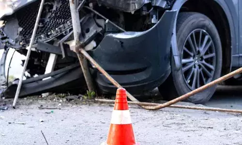 മുംബൈയില്‍ കാര്‍ കൊക്കയിലേക്ക് മറിഞ്ഞ് ആറ് പേര്‍ മരിച്ചു; അഞ്ച് ലക്ഷം രൂപ ധനസഹായം പ്രഖ്യാപിച്ച് സര്‍ക്കാര്‍