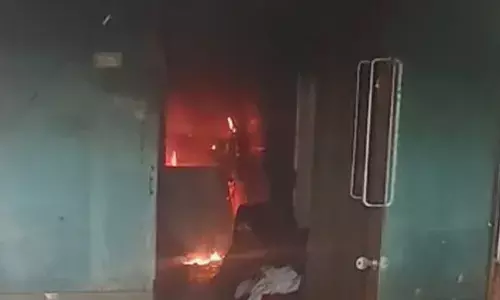 തുണി കഴുകുന്നതിനിടെ അസാധാരണ പുക ശ്രദ്ധിച്ചു; നിമിഷ നേരം കൊണ്ട് കണ്ടത് തീഗോളം; വാങ്ങിയിട്ട് വെറും ഒരു വർഷമായ വാഷിംഗ് മെഷിൻ തീപിടിച്ചു; വീട്ടുകാർ രക്ഷപെട്ടത് ഭാഗ്യം കൊണ്ട് തുണി കഴുകുന്നതിനിടെ അസാധാരണ പുക ശ്രദ്ധിച്ചു; നിമിഷ നേരം കൊണ്ട് കണ്ടത് തീഗോളം; വാങ്ങിയിട്ട് വെറും ഒരു വർഷമായ വാഷിംഗ് മെഷിൻ തീപിടിച്ചു; വീട്ടുകാർ രക്ഷപെട്ടത് ഭാഗ്യം കൊണ്ട്