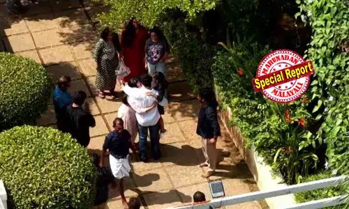 വീടിന് മുകളില്‍ ചുറ്റിക്കറങ്ങിയ ഡ്രോണ്‍ ക്യാമറകളെ കുടചൂടി വെട്ടിച്ച് കാറില്‍ കോടതിയിലേക്ക് യാത്ര; കുറ്റവിമുക്തനായി ദിലീപ് ആലുവയിലെ പത്മസരോവരം വീട്ടിലെത്തുമ്പോള്‍ കേക്ക് മുറിച്ച് ആഘോഷത്തിന്റെ മൂഡില്‍ ആരാധകര്‍; മകളെ വാരിയെടുത്ത് നടന്നുകയറിയ ദിലീപിന് കാവ്യയുടെ സ്‌നേഹചുംബനം; വിളക്ക് കൊളുത്തി ആരതിയൊഴിഞ്ഞു സ്വീകരണമൊരുക്കി കുടുംബം