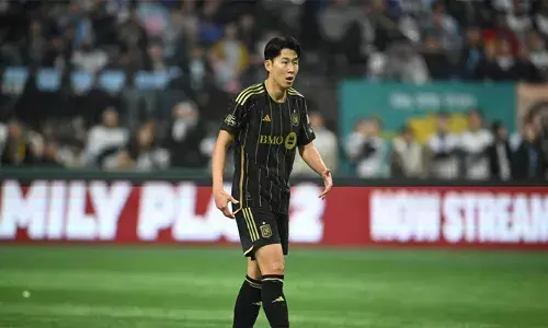 ഗർഭിണിയെന്നും, ചിത്രം പരസ്യമാക്കുമെന്നും ഭീഷണി; ഫുട്ബോൾ താരം സൺ ഹ്യുങ്-മിനെ ബ്ലാക്ക്‌മെയിൽ ചെയ്ത് പണം തട്ടിയ കേസ്; യുവതിക്ക് നാല് വർഷം കഠിനതടവ് വിധിച്ച് സൗത്ത് കൊറിയൻ കോടതി