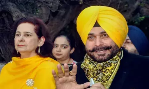 500 കോടി രൂപ കൈവശമുള്ളവര്‍ക്കേ മുഖ്യമന്ത്രിയാകാന്‍ കഴിയൂ; പഞ്ചാബില്‍ കോണ്‍ഗ്രസിനെ പ്രതിരോധത്തിലാക്കി നവ്‌ജ്യോത് സിങ് സിദ്ദുവിന്റെ ഭാര്യ; നവ്‌ജ്യോത് കൗര്‍ സിദ്ദുവിനെ സസ്‌പെന്‍ഡ് ചെയ്ത് പാര്‍ട്ടി നേതൃത്വം