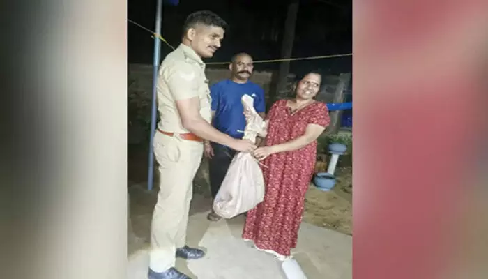 അയല്വീട്ടില് കയറിയ പെരുമ്പാമ്പിനെ സാഹസികമായി പിടികൂടി വീട്ടമ്മ; നാട്ടുകാര്ക്ക് പാമ്പിനെ പിടികൂടാന് അധികാരമില്ലെന്ന് വനംവകുപ്പ് അയല്വീട്ടില് കയറിയ പെരുമ്പാമ്പിനെ സാഹസികമായി പിടികൂടി വീട്ടമ്മ; നാട്ടുകാര്ക്ക് പാമ്പിനെ പിടികൂടാന് അധികാരമില്ലെന്ന് വനംവകുപ്പ്