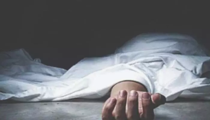 കൊച്ചി കാലടിയില് പോളിംഗ് ബൂത്തില് വച്ച് വോട്ടര് കുഴഞ്ഞു വീണു മരിച്ചു കൊച്ചി കാലടിയില് പോളിംഗ് ബൂത്തില് വച്ച് വോട്ടര് കുഴഞ്ഞു വീണു മരിച്ചു