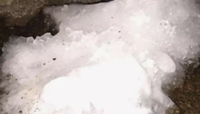 രാത്രി ഉഗ്രശബ്ദം കേട്ട് ഞെട്ടി വീട്ടുകാർ; പരിശോധനയിൽ മേല്ക്കൂരയില് അസാധാരണ കാഴ്ച; ആകാശത്ത് നിന്ന് പതിച്ചത് നല്ല തൂക്കമുള്ള ഐസ് കട്ട; എല്ലാവരും രക്ഷപ്പെട്ടത് ഭാഗ്യം കൊണ്ട് രാത്രി ഉഗ്രശബ്ദം കേട്ട് ഞെട്ടി വീട്ടുകാർ; പരിശോധനയിൽ മേല്ക്കൂരയില് അസാധാരണ കാഴ്ച; ആകാശത്ത് നിന്ന് പതിച്ചത് നല്ല തൂക്കമുള്ള ഐസ് കട്ട; എല്ലാവരും രക്ഷപ്പെട്ടത് ഭാഗ്യം കൊണ്ട്