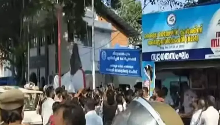 വഞ്ചിയൂരില് സംഘര്ഷം; കള്ളവോട്ട് ചൂണ്ടിക്കാട്ടിയതിന് സി.പി.എം പ്രവര്ത്തകര് മര്ദിച്ചതായി പരാതി വഞ്ചിയൂരില് സംഘര്ഷം; കള്ളവോട്ട് ചൂണ്ടിക്കാട്ടിയതിന് സി.പി.എം പ്രവര്ത്തകര് മര്ദിച്ചതായി പരാതി
