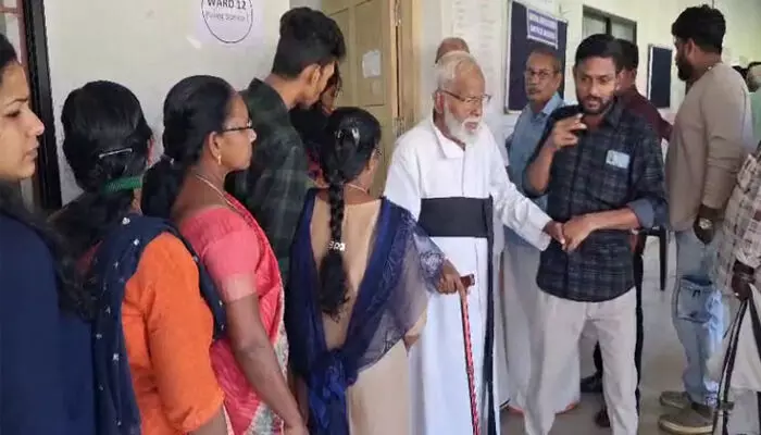 കേരളം രൂപീകരിച്ച നാള്‍ മുതല്‍ എല്ലാ തിരഞ്ഞെടുപ്പിലും വോട്ട് ചെയ്തു; നൂറാം വയസിലും മുടക്കമില്ലാതെ ഫാ. ഏബ്രഹാം മാരേറ്റ് എത്തി വോട്ട് പാഴാക്കരുതെന്ന സന്ദേശവുമായി