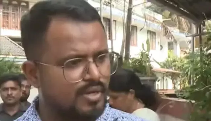 ഞാന് എത്തിയതിന്റെ പത്തോ-പതിനഞ്ചോ വോട്ടിന് മുന്പാണ് എന്റെ വോട്ട് ചെയ്തുപോയിരിക്കുന്നത്; വോട്ട് ചെയ്ത ആള് ഇട്ട ഒപ്പ് എന്റേതല്ല; കൊച്ചിയില് പരാതിയുമായി യുവാവ് ഞാന് എത്തിയതിന്റെ പത്തോ-പതിനഞ്ചോ വോട്ടിന് മുന്പാണ് എന്റെ വോട്ട് ചെയ്തുപോയിരിക്കുന്നത്; വോട്ട് ചെയ്ത ആള് ഇട്ട ഒപ്പ് എന്റേതല്ല; കൊച്ചിയില് പരാതിയുമായി യുവാവ്