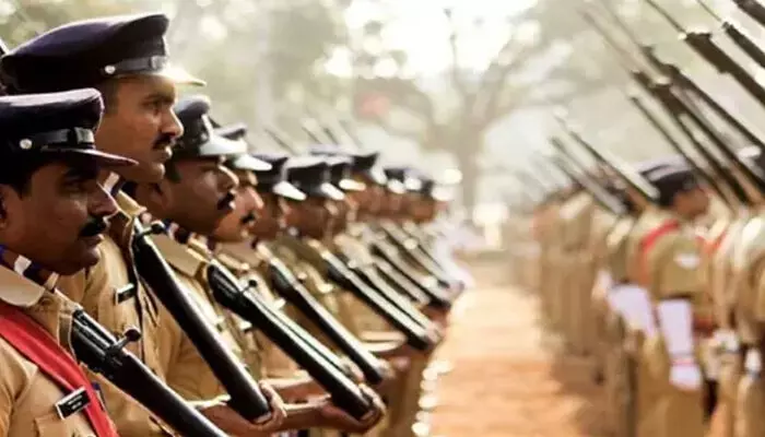 സാമൂഹിക മാധ്യമങ്ങളില് യൂണിഫോമിട്ടുള്ള ചിത്രങ്ങള് വേണ്ട; രണ്ടു പോലീസ് മേധാവിമാരുടെ സര്ക്കുലര് ലംഘിച്ച് പോലീസ് ഉദ്യോഗസ്ഥര്; സോഷ്യല് മീഡിയയില് നിറയുന്നത് നിയമലംഘനം സാമൂഹിക മാധ്യമങ്ങളില് യൂണിഫോമിട്ടുള്ള ചിത്രങ്ങള് വേണ്ട; രണ്ടു പോലീസ് മേധാവിമാരുടെ സര്ക്കുലര് ലംഘിച്ച് പോലീസ് ഉദ്യോഗസ്ഥര്; സോഷ്യല് മീഡിയയില് നിറയുന്നത് നിയമലംഘനം