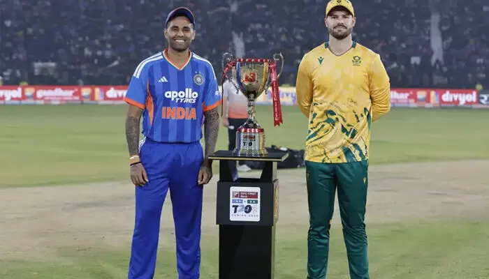 കട്ടക്കിലെ ചുവന്ന കളിമണ്ണുകൊണ്ടുള്ള പിച്ചില് കാത്തിരിക്കുന്നത് ബാറ്റിങ് വെടിക്കെട്ടോ? ദക്ഷിണാഫ്രിക്കയ്ക്ക് ടോസ്, ഇന്ത്യ ആദ്യം ബാറ്റ് ചെയ്യും; ശുഭ്മാന് ഗില് ഓപ്പണര്, ഹാര്ദിക് തിരിച്ചെത്തി; സഞ്ജു പുറത്ത് കട്ടക്കിലെ ചുവന്ന കളിമണ്ണുകൊണ്ടുള്ള പിച്ചില് കാത്തിരിക്കുന്നത് ബാറ്റിങ് വെടിക്കെട്ടോ? ദക്ഷിണാഫ്രിക്കയ്ക്ക് ടോസ്, ഇന്ത്യ ആദ്യം ബാറ്റ് ചെയ്യും; ശുഭ്മാന് ഗില് ഓപ്പണര്, ഹാര്ദിക് തിരിച്ചെത്തി; സഞ്ജു പുറത്ത്