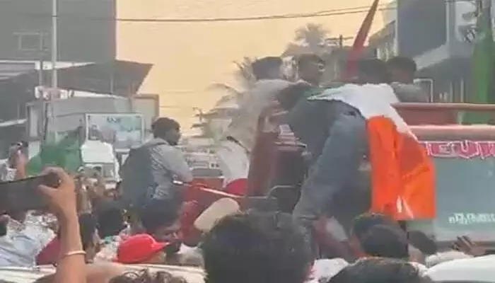 കണ്ണൂര് പഴയങ്ങാടിയില് കൊട്ടിക്കലാശത്തില് അക്രമം; സിപിഎം പ്രവര്ത്തകര് യുഡിഎഫ് സ്ഥാനാര്ത്ഥിയെ മര്ദ്ദിച്ചു; പരുക്കേറ്റ മുബാസ് ആശുപത്രിയില് കണ്ണൂര് പഴയങ്ങാടിയില് കൊട്ടിക്കലാശത്തില് അക്രമം; സിപിഎം പ്രവര്ത്തകര് യുഡിഎഫ് സ്ഥാനാര്ത്ഥിയെ മര്ദ്ദിച്ചു; പരുക്കേറ്റ മുബാസ് ആശുപത്രിയില്