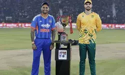 കട്ടക്കിലെ ചുവന്ന കളിമണ്ണുകൊണ്ടുള്ള പിച്ചില് കാത്തിരിക്കുന്നത് ബാറ്റിങ് വെടിക്കെട്ടോ? ദക്ഷിണാഫ്രിക്കയ്ക്ക് ടോസ്, ഇന്ത്യ ആദ്യം ബാറ്റ് ചെയ്യും; ശുഭ്മാന് ഗില് ഓപ്പണര്, ഹാര്ദിക് തിരിച്ചെത്തി; സഞ്ജു പുറത്ത് കട്ടക്കിലെ ചുവന്ന കളിമണ്ണുകൊണ്ടുള്ള പിച്ചില് കാത്തിരിക്കുന്നത് ബാറ്റിങ് വെടിക്കെട്ടോ? ദക്ഷിണാഫ്രിക്കയ്ക്ക് ടോസ്, ഇന്ത്യ ആദ്യം ബാറ്റ് ചെയ്യും; ശുഭ്മാന് ഗില് ഓപ്പണര്, ഹാര്ദിക് തിരിച്ചെത്തി; സഞ്ജു പുറത്ത്