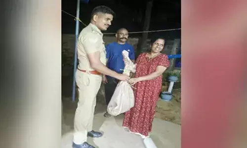 അയല്വീട്ടില് കയറിയ പെരുമ്പാമ്പിനെ സാഹസികമായി പിടികൂടി വീട്ടമ്മ; നാട്ടുകാര്ക്ക് പാമ്പിനെ പിടികൂടാന് അധികാരമില്ലെന്ന് വനംവകുപ്പ് അയല്വീട്ടില് കയറിയ പെരുമ്പാമ്പിനെ സാഹസികമായി പിടികൂടി വീട്ടമ്മ; നാട്ടുകാര്ക്ക് പാമ്പിനെ പിടികൂടാന് അധികാരമില്ലെന്ന് വനംവകുപ്പ്