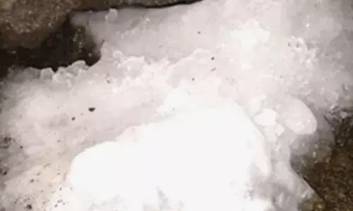 രാത്രി ഉഗ്രശബ്ദം കേട്ട് ഞെട്ടി വീട്ടുകാർ; പരിശോധനയിൽ മേല്‍ക്കൂരയില്‍ അസാധാരണ കാഴ്ച; ആകാശത്ത് നിന്ന് പതിച്ചത് നല്ല തൂക്കമുള്ള ഐസ് കട്ട; എല്ലാവരും രക്ഷപ്പെട്ടത് ഭാഗ്യം കൊണ്ട്