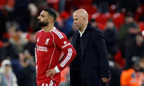 മൂന്ന് മത്സരങ്ങളിലും താരത്തെ ബെഞ്ചിൽ ഇരുത്തി, ബന്ധം തകർന്നെന്ന് തോന്നുന്നില്ല; സല അങ്ങനെ  പ്രതികരിക്കുമെന്ന് കരുതിയിരുന്നില്ല; സൂപ്പർ താരത്തിന്റെ പരസ്യ വെളിപ്പെടുത്തലിൽ പ്രതികരിച്ച്  ആർനെ സ്ലോട്ട്