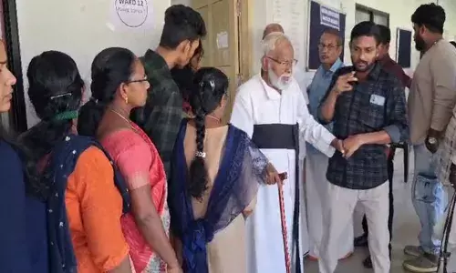 കേരളം രൂപീകരിച്ച നാള് മുതല് എല്ലാ തിരഞ്ഞെടുപ്പിലും വോട്ട് ചെയ്തു; നൂറാം വയസിലും മുടക്കമില്ലാതെ ഫാ. ഏബ്രഹാം മാരേറ്റ് എത്തി വോട്ട് പാഴാക്കരുതെന്ന സന്ദേശവുമായി കേരളം രൂപീകരിച്ച നാള് മുതല് എല്ലാ തിരഞ്ഞെടുപ്പിലും വോട്ട് ചെയ്തു; നൂറാം വയസിലും മുടക്കമില്ലാതെ ഫാ. ഏബ്രഹാം മാരേറ്റ് എത്തി വോട്ട് പാഴാക്കരുതെന്ന സന്ദേശവുമായി