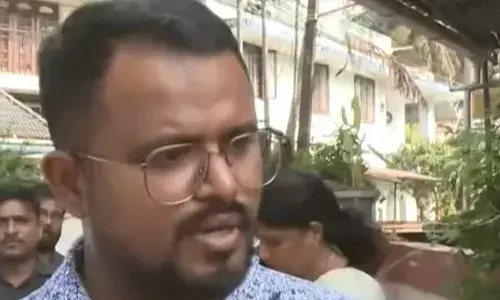 ഞാന് എത്തിയതിന്റെ പത്തോ-പതിനഞ്ചോ വോട്ടിന് മുന്പാണ് എന്റെ വോട്ട് ചെയ്തുപോയിരിക്കുന്നത്; വോട്ട് ചെയ്ത ആള് ഇട്ട ഒപ്പ് എന്റേതല്ല; കൊച്ചിയില് പരാതിയുമായി യുവാവ് ഞാന് എത്തിയതിന്റെ പത്തോ-പതിനഞ്ചോ വോട്ടിന് മുന്പാണ് എന്റെ വോട്ട് ചെയ്തുപോയിരിക്കുന്നത്; വോട്ട് ചെയ്ത ആള് ഇട്ട ഒപ്പ് എന്റേതല്ല; കൊച്ചിയില് പരാതിയുമായി യുവാവ്