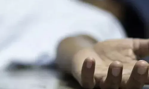 തിരുവനന്തപുരത്ത് വോട്ട് ചെയ്യാനെത്തിയ വയോധിക ബൂത്തിനുള്ളില് കുഴഞ്ഞുവീണു മരിച്ചു തിരുവനന്തപുരത്ത് വോട്ട് ചെയ്യാനെത്തിയ വയോധിക ബൂത്തിനുള്ളില് കുഴഞ്ഞുവീണു മരിച്ചു