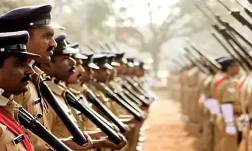 സാമൂഹിക മാധ്യമങ്ങളില് യൂണിഫോമിട്ടുള്ള ചിത്രങ്ങള് വേണ്ട; രണ്ടു പോലീസ് മേധാവിമാരുടെ സര്ക്കുലര് ലംഘിച്ച് പോലീസ് ഉദ്യോഗസ്ഥര്; സോഷ്യല് മീഡിയയില് നിറയുന്നത് നിയമലംഘനം സാമൂഹിക മാധ്യമങ്ങളില് യൂണിഫോമിട്ടുള്ള ചിത്രങ്ങള് വേണ്ട; രണ്ടു പോലീസ് മേധാവിമാരുടെ സര്ക്കുലര് ലംഘിച്ച് പോലീസ് ഉദ്യോഗസ്ഥര്; സോഷ്യല് മീഡിയയില് നിറയുന്നത് നിയമലംഘനം