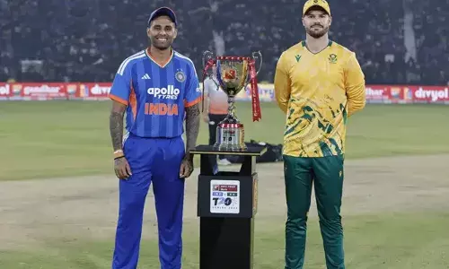 കട്ടക്കിലെ ചുവന്ന കളിമണ്ണുകൊണ്ടുള്ള പിച്ചില്‍ കാത്തിരിക്കുന്നത് ബാറ്റിങ് വെടിക്കെട്ടോ?  ദക്ഷിണാഫ്രിക്കയ്ക്ക് ടോസ്, ഇന്ത്യ ആദ്യം ബാറ്റ് ചെയ്യും;  ശുഭ്മാന്‍ ഗില്‍ ഓപ്പണര്‍, ഹാര്‍ദിക് തിരിച്ചെത്തി;  സഞ്ജു പുറത്ത്