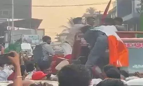 കണ്ണൂര് പഴയങ്ങാടിയില് കൊട്ടിക്കലാശത്തില് അക്രമം; സിപിഎം പ്രവര്ത്തകര് യുഡിഎഫ് സ്ഥാനാര്ത്ഥിയെ മര്ദ്ദിച്ചു; പരുക്കേറ്റ മുബാസ് ആശുപത്രിയില് കണ്ണൂര് പഴയങ്ങാടിയില് കൊട്ടിക്കലാശത്തില് അക്രമം; സിപിഎം പ്രവര്ത്തകര് യുഡിഎഫ് സ്ഥാനാര്ത്ഥിയെ മര്ദ്ദിച്ചു; പരുക്കേറ്റ മുബാസ് ആശുപത്രിയില്