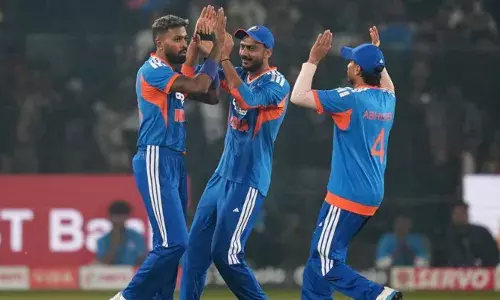 ചീട്ടുകൊട്ടാരമായി ദക്ഷിണാഫ്രിക്ക; 74 റണ്സിന് ഓള്ഔട്ട്; ഒന്നാം ടി20 യില് ഇന്ത്യക്ക് തകര്പ്പന് വിജയം; കട്ടക്കില് ദക്ഷിണാഫ്രിക്കയെ വീഴ്ത്തിയത് 101 റണ്സിന്; തിരിച്ചുവരവില് രക്ഷകനായി ഹര്ദ്ദിക് പാണ്ഡ്യ ചീട്ടുകൊട്ടാരമായി ദക്ഷിണാഫ്രിക്ക; 74 റണ്സിന് ഓള്ഔട്ട്; ഒന്നാം ടി20 യില് ഇന്ത്യക്ക് തകര്പ്പന് വിജയം; കട്ടക്കില് ദക്ഷിണാഫ്രിക്കയെ വീഴ്ത്തിയത് 101 റണ്സിന്; തിരിച്ചുവരവില് രക്ഷകനായി ഹര്ദ്ദിക് പാണ്ഡ്യ