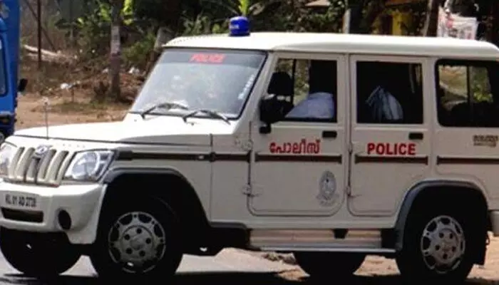 നിര്‍ത്തിയിട്ട സ്‌കൂട്ടറില്‍ സ്‌കൂള്‍ വിദ്യാര്‍ത്ഥി ഇരുന്നു; കണ്ടു വന്ന പോലിസ് കുട്ടി വാഹനമോടിച്ചെന്ന് കേസ്എടുത്തു; അമളി മനസ്സിലായതോടെ പെറ്റിയടിച്ച് തലയൂരി