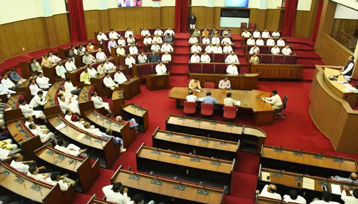 ഒഡീഷയില് എംഎല്എമാരുടെ ശമ്പളം 1.11 ലക്ഷം രൂപയില് നിന്ന് 3.45 ലക്ഷം രൂപയായി വര്ധിപ്പിച്ചു; അഞ്ച് വര്ഷം കൂടുമ്പോള് ശമ്പളവും അലവന്സും വര്ധിക്കും: സിറ്റിങ് എംഎല്എ മരിച്ചാല് കുടുംബത്തിനു 25 ലക്ഷം ഒഡീഷയില് എംഎല്എമാരുടെ ശമ്പളം 1.11 ലക്ഷം രൂപയില് നിന്ന് 3.45 ലക്ഷം രൂപയായി വര്ധിപ്പിച്ചു; അഞ്ച് വര്ഷം കൂടുമ്പോള് ശമ്പളവും അലവന്സും വര്ധിക്കും: സിറ്റിങ് എംഎല്എ മരിച്ചാല് കുടുംബത്തിനു 25 ലക്ഷം