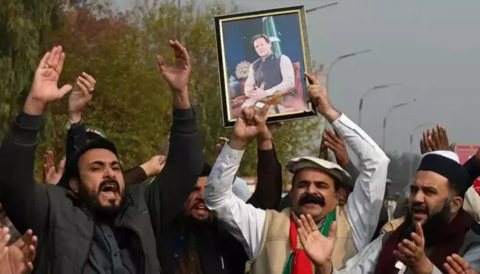 പാക്കിസ്ഥാന് മുന് പ്രധാനമന്ത്രി ഇമ്രാന് ഖാന് ജയിലില് ക്രൂര പീഡനമെന്ന് സഹോദരി; ജയിലിനു മുന്നില് കുത്തിയിരുന്ന് പ്രതിഷേധിച്ച് കുടുംബാംഗങ്ങളും അനുയായികളും; ആരോപണങ്ങള് തള്ളി പാക്ക് സൈന്യം; ഇമ്രാന് ഖാന് മാനസീക പ്രശ്നങ്ങളുണ്ടെന്നും പ്രതികരണം പാക്കിസ്ഥാന് മുന് പ്രധാനമന്ത്രി ഇമ്രാന് ഖാന് ജയിലില് ക്രൂര പീഡനമെന്ന് സഹോദരി; ജയിലിനു മുന്നില് കുത്തിയിരുന്ന് പ്രതിഷേധിച്ച് കുടുംബാംഗങ്ങളും അനുയായികളും; ആരോപണങ്ങള് തള്ളി പാക്ക് സൈന്യം; ഇമ്രാന് ഖാന് മാനസീക പ്രശ്നങ്ങളുണ്ടെന്നും പ്രതികരണം