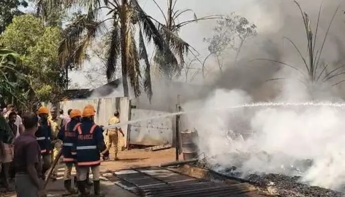 പഴയങ്ങാടി താവത്ത് വന്‍ തീപ്പിടിത്തം ആക്രിക്കട കത്തിനശിച്ചു; ലക്ഷങ്ങളുടെ നഷ്ടമെന്ന് ഉടമകള്‍