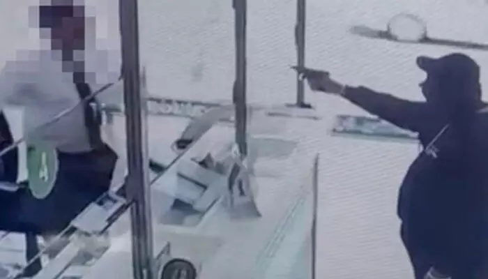 വണ്ടി മോഷണവും കൊള്ളയടിക്കാനും ശ്രമം; കുവൈറ്റിലെ ആഭ്യന്തര മന്ത്രാലയത്തിൽ നിന്ന് വിരമിച്ച ഉദ്യോഗസ്ഥന് കഠിന തടവ്; എല്ലാ കുറ്റങ്ങളും തെളിഞ്ഞുവെന്ന് അധികൃതർ