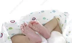 ഉറക്കത്തിനിടെ മാതാപിതാക്കള്ക്കിടയില് ഞെരുങ്ങി നവജാത ശിശു മരിച്ചു; ശ്വാസംമുട്ടിയാണ് മരണമെന്ന് ഡോക്ടര്മാര്; ആശുപത്രിയില് മാതാപിതാക്കള് തമ്മില് വാക്കുതര്ക്കം ഉറക്കത്തിനിടെ മാതാപിതാക്കള്ക്കിടയില് ഞെരുങ്ങി നവജാത ശിശു മരിച്ചു; ശ്വാസംമുട്ടിയാണ് മരണമെന്ന് ഡോക്ടര്മാര്; ആശുപത്രിയില് മാതാപിതാക്കള് തമ്മില് വാക്കുതര്ക്കം