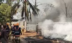 പഴയങ്ങാടി താവത്ത് വന് തീപ്പിടിത്തം ആക്രിക്കട കത്തിനശിച്ചു; ലക്ഷങ്ങളുടെ നഷ്ടമെന്ന് ഉടമകള് പഴയങ്ങാടി താവത്ത് വന് തീപ്പിടിത്തം ആക്രിക്കട കത്തിനശിച്ചു; ലക്ഷങ്ങളുടെ നഷ്ടമെന്ന് ഉടമകള്