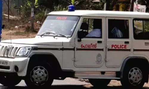 നിര്‍ത്തിയിട്ട സ്‌കൂട്ടറില്‍ സ്‌കൂള്‍ വിദ്യാര്‍ത്ഥി ഇരുന്നു; കണ്ടു വന്ന പോലിസ് കുട്ടി വാഹനമോടിച്ചെന്ന് കേസ്എടുത്തു; അമളി മനസ്സിലായതോടെ പെറ്റിയടിച്ച് തലയൂരി