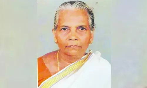 ചൂണ്ടുവിരലില്‍ മഷി പുരട്ടി; തിരുവല്ലത്ത് ബൂത്തില്‍ കയറവെ വയോധിക കുഴഞ്ഞു വീണു മരിച്ചു