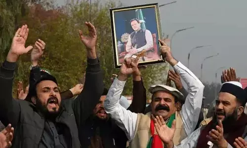 പാക്കിസ്ഥാന്‍ മുന്‍ പ്രധാനമന്ത്രി ഇമ്രാന്‍ ഖാന് ജയിലില്‍ ക്രൂര പീഡനമെന്ന് സഹോദരി;  ജയിലിനു മുന്നില്‍ കുത്തിയിരുന്ന് പ്രതിഷേധിച്ച് കുടുംബാംഗങ്ങളും അനുയായികളും;  ആരോപണങ്ങള്‍ തള്ളി പാക്ക് സൈന്യം;  ഇമ്രാന്‍ ഖാന് മാനസീക പ്രശ്‌നങ്ങളുണ്ടെന്നും പ്രതികരണം