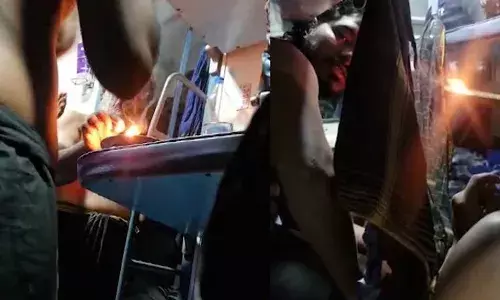 ട്രെയിനിലെ സ്ലീപ്പര്‍ കോച്ചില്‍  കര്‍പ്പൂരം കത്തിച്ച് പ്രാര്‍ത്ഥന നടത്തി ശബരിമല തീര്‍ത്ഥാടകര്‍; ദൃശ്യങ്ങള്‍ പുറത്ത്