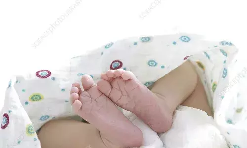 ഉറക്കത്തിനിടെ മാതാപിതാക്കള്‍ക്കിടയില്‍ ഞെരുങ്ങി നവജാത ശിശു മരിച്ചു;  ശ്വാസംമുട്ടിയാണ് മരണമെന്ന് ഡോക്ടര്‍മാര്‍;  ആശുപത്രിയില്‍ മാതാപിതാക്കള്‍ തമ്മില്‍ വാക്കുതര്‍ക്കം