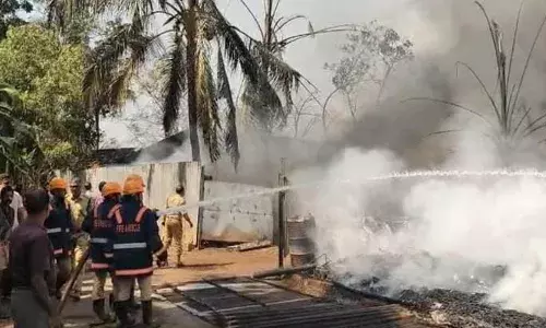 പഴയങ്ങാടി താവത്ത് വന് തീപ്പിടിത്തം ആക്രിക്കട കത്തിനശിച്ചു; ലക്ഷങ്ങളുടെ നഷ്ടമെന്ന് ഉടമകള് പഴയങ്ങാടി താവത്ത് വന് തീപ്പിടിത്തം ആക്രിക്കട കത്തിനശിച്ചു; ലക്ഷങ്ങളുടെ നഷ്ടമെന്ന് ഉടമകള്