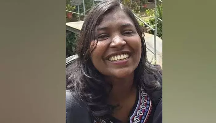 കെഎസ്ആര്ടിസി ബസിനെ മറികടക്കുന്നതിനിടെ സ്വകാര്യ ബസ് ബൈക്കിലിടിച്ചു; ബസിന്റെ ടയര് കയറി ഇറങ്ങി യുവതിക്ക് ദാരുണാന്ത്യം: 24കാരിയുടെ മരണം ഭര്ത്താവിനൊപ്പം ബൈക്കില് സഞ്ചരിക്കവെ കെഎസ്ആര്ടിസി ബസിനെ മറികടക്കുന്നതിനിടെ സ്വകാര്യ ബസ് ബൈക്കിലിടിച്ചു; ബസിന്റെ ടയര് കയറി ഇറങ്ങി യുവതിക്ക് ദാരുണാന്ത്യം: 24കാരിയുടെ മരണം ഭര്ത്താവിനൊപ്പം ബൈക്കില് സഞ്ചരിക്കവെ