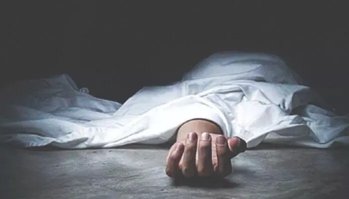 മൂത്രത്തില് കല്ലിന് യുട്യൂബ് നോക്കി ശസ്ത്രക്രിയ; വയറ്റില് ആഴത്തില് മുറിവുണ്ടാക്കി; നിരവധി ഞെരമ്പുകള് മുറിച്ചു: യുവതിക്ക് ദാരുണാന്ത്യം മൂത്രത്തില് കല്ലിന് യുട്യൂബ് നോക്കി ശസ്ത്രക്രിയ; വയറ്റില് ആഴത്തില് മുറിവുണ്ടാക്കി; നിരവധി ഞെരമ്പുകള് മുറിച്ചു: യുവതിക്ക് ദാരുണാന്ത്യം