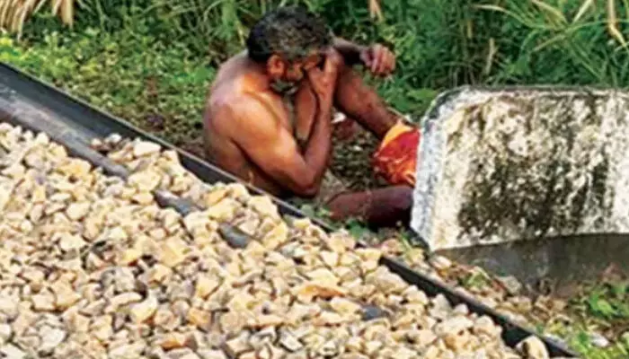 തീവണ്ടിതട്ടി പാദമറ്റയാള് രാത്രി മുഴുവന് പാളത്തിനരികില് കിടന്നു; വിവരം പുറംലോകം അറിയുന്നത് പുലര്ച്ചെ ട്രെയിന് യാത്രക്കാര് വിളിച്ചു പറയുമ്പോള് തീവണ്ടിതട്ടി പാദമറ്റയാള് രാത്രി മുഴുവന് പാളത്തിനരികില് കിടന്നു; വിവരം പുറംലോകം അറിയുന്നത് പുലര്ച്ചെ ട്രെയിന് യാത്രക്കാര് വിളിച്ചു പറയുമ്പോള്