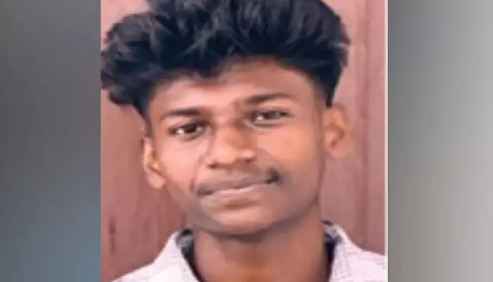 ഓട്ടോയില് നിന്നും പുക ഉയര്ന്നു; വാഹനം നിര്ത്തി പരിശോധിക്കുന്നതിനിടെ യുവാവ് കാര് ഇടിച്ച് മരിച്ചു ഓട്ടോയില് നിന്നും പുക ഉയര്ന്നു; വാഹനം നിര്ത്തി പരിശോധിക്കുന്നതിനിടെ യുവാവ് കാര് ഇടിച്ച് മരിച്ചു