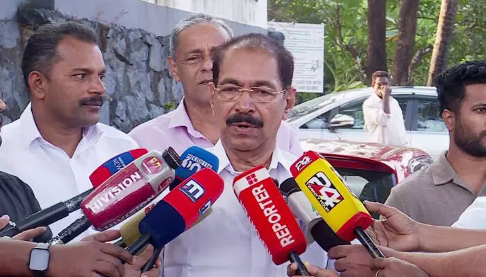 രാഹുല് മാങ്കൂട്ടത്തിലിനെതിരെ കെപിസിസിക്ക് ലഭിച്ച പരാതി ആസൂത്രിതം; പരാതിക്ക് പിന്നില് ഒരു ലീഗല് ബ്രെയിന്; നിയമം നിയമത്തിന്റെ വഴിക്ക് പോകട്ടേയെന്നും സണ്ണി ജോസഫ് രാഹുല് മാങ്കൂട്ടത്തിലിനെതിരെ കെപിസിസിക്ക് ലഭിച്ച പരാതി ആസൂത്രിതം; പരാതിക്ക് പിന്നില് ഒരു ലീഗല് ബ്രെയിന്; നിയമം നിയമത്തിന്റെ വഴിക്ക് പോകട്ടേയെന്നും സണ്ണി ജോസഫ്