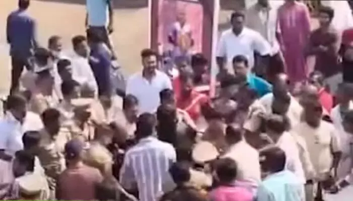 വോട്ട് ചെയ്യാനെത്തിയ കന്യാസ്ത്രീകളെ തടഞ്ഞു; പ്രവർത്തകർ തമ്മിലുണ്ടായ തർക്കം കലാശിച്ചത് സംഘർഷത്തിൽ; കേസെടുത്ത് പോലീസ് വോട്ട് ചെയ്യാനെത്തിയ കന്യാസ്ത്രീകളെ തടഞ്ഞു; പ്രവർത്തകർ തമ്മിലുണ്ടായ തർക്കം കലാശിച്ചത് സംഘർഷത്തിൽ; കേസെടുത്ത് പോലീസ്