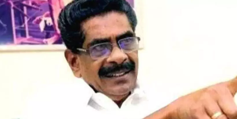 ഇടതു സര്ക്കാരിന് ഭരണ നേട്ടങ്ങള് പറയാനാകാത്തതിനാലാണ് ലൈംഗിക വിവാദങ്ങള് ഉന്നയിക്കുന്നതെന്ന് മുല്ലപ്പള്ളി; യുഡിഎഫ് ജയിക്കുമെന്നും മുന് കെപിസിസി പ്രസിഡന്റ് ഇടതു സര്ക്കാരിന് ഭരണ നേട്ടങ്ങള് പറയാനാകാത്തതിനാലാണ് ലൈംഗിക വിവാദങ്ങള് ഉന്നയിക്കുന്നതെന്ന് മുല്ലപ്പള്ളി; യുഡിഎഫ് ജയിക്കുമെന്നും മുന് കെപിസിസി പ്രസിഡന്റ്