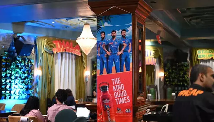 ആരാധകരുമായി ബന്ധം സൂക്ഷിക്കാന് ആഗോള ഫുട്ബാള് ബ്രാന്ഡുകളുടെ മാതൃകയിലേക്ക് ഐ.പി.എല് ടീമുകളും; പുതിയ ബിസിനസ് സംരഭങ്ങള്; കഫേകളുമായി മുംബൈ ഇന്ത്യന്സ് അടക്കമുള്ള ടീമുകള് ആരാധകരുമായി ബന്ധം സൂക്ഷിക്കാന് ആഗോള ഫുട്ബാള് ബ്രാന്ഡുകളുടെ മാതൃകയിലേക്ക് ഐ.പി.എല് ടീമുകളും; പുതിയ ബിസിനസ് സംരഭങ്ങള്; കഫേകളുമായി മുംബൈ ഇന്ത്യന്സ് അടക്കമുള്ള ടീമുകള്