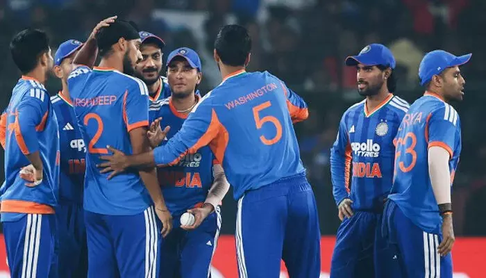 വിജയക്കുതിപ്പ് ലക്ഷ്യമിട്ട് ഇന്ത്യ, തിരിച്ചുവരവിനായി പ്രോട്ടീസ്; രണ്ടാം ടി20 ഇന്ന് മുല്ലന്പൂരിൽ; ഫോമിലേക്കെത്താൻ ഗില്ലും, സൂര്യകുമാർ യാദവും; സഞ്ജു ഇന്നും പുറത്ത്?; സാധ്യതാ ടീം അറിയാം വിജയക്കുതിപ്പ് ലക്ഷ്യമിട്ട് ഇന്ത്യ, തിരിച്ചുവരവിനായി പ്രോട്ടീസ്; രണ്ടാം ടി20 ഇന്ന് മുല്ലന്പൂരിൽ; ഫോമിലേക്കെത്താൻ ഗില്ലും, സൂര്യകുമാർ യാദവും; സഞ്ജു ഇന്നും പുറത്ത്?; സാധ്യതാ ടീം അറിയാം