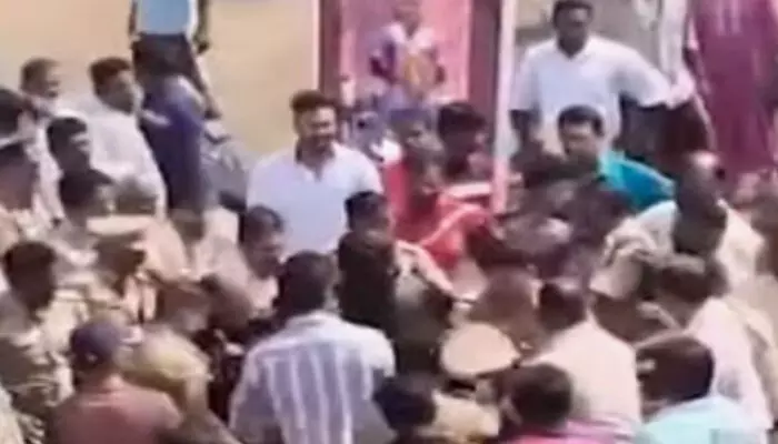 കോൺവെന്റിലെ കന്യാസ്ത്രീകൾ വോട്ട് ചെയ്യാനെത്തിയതും വാക്കേറ്റം; തർക്കത്തിനൊടുവിൽ ചേരി തിരിഞ്ഞ് അടി; തെരഞ്ഞെടുപ്പ് ദിവസത്തെ സംഘർഷത്തിൽ കോൺഗ്രെസുകാർക്കെതിരെ കേസ്