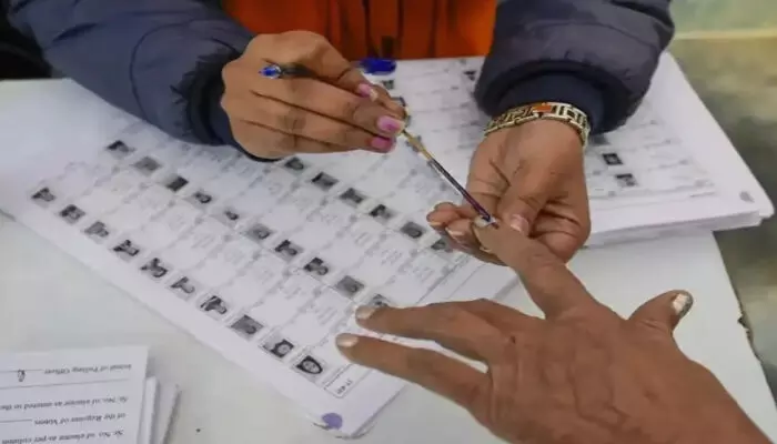 ബീപ് സൗണ്ട് വന്നില്ല എന്നുപറഞ്ഞു; രണ്ടാമതും വോട്ടുചെയ്യാന്‍ അനുവദിച്ചു; കള്ളവോട്ട് പരാതി; ഒരു മണിക്കൂര്‍ വോട്ടെടുപ്പ് നിര്‍ത്തി