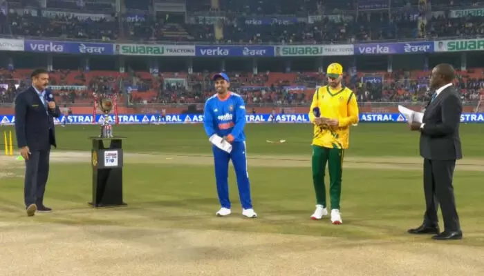 രണ്ടാം ട്വന്റി 20യില് നിര്ണായക ടോസ് ജയിച്ച് ഇന്ത്യ; ദക്ഷിണാഫ്രിക്കയെ ബാറ്റിങ്ങിനു വിട്ടു; കട്ടക്കില് ജയിച്ച ടീമുമായി മുള്ളന്പൂരിലും സൂര്യകുമാര്; സഞ്ജു ബഞ്ചിലിരിക്കും; ദക്ഷിണാഫ്രിക്കന് നിരയില് മൂന്ന് മാറ്റങ്ങള് രണ്ടാം ട്വന്റി 20യില് നിര്ണായക ടോസ് ജയിച്ച് ഇന്ത്യ; ദക്ഷിണാഫ്രിക്കയെ ബാറ്റിങ്ങിനു വിട്ടു; കട്ടക്കില് ജയിച്ച ടീമുമായി മുള്ളന്പൂരിലും സൂര്യകുമാര്; സഞ്ജു ബഞ്ചിലിരിക്കും; ദക്ഷിണാഫ്രിക്കന് നിരയില് മൂന്ന് മാറ്റങ്ങള്